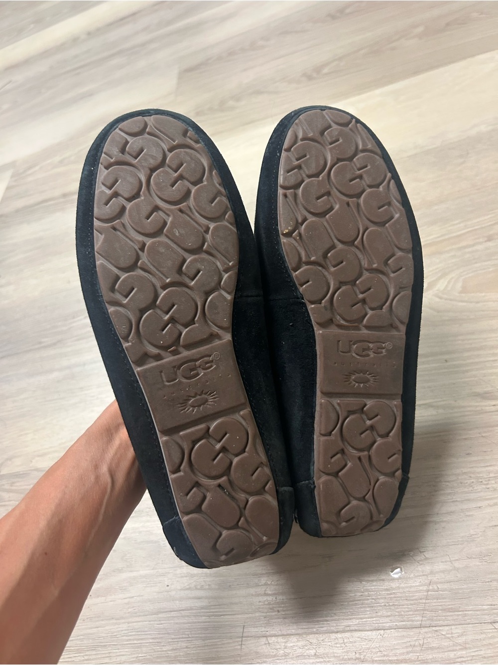 UGG Slippers Ansley Womens Sz 8 Moccasin Sheepskin Black Suede Slip On Comfort - Picture 13 of 16